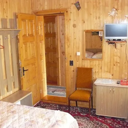 Саламандра Гостинний Двір 2*